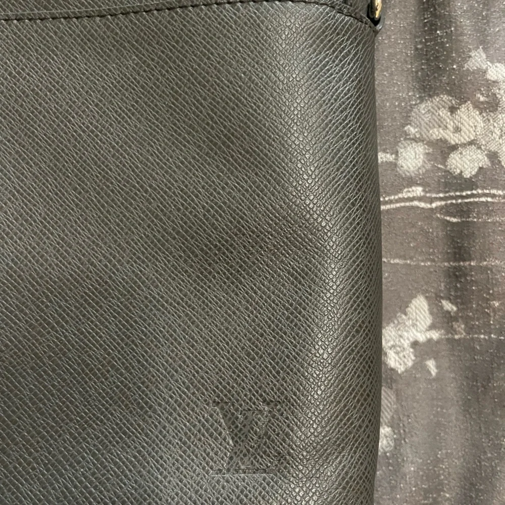 Louis Vuitton men’s cross over bag - Picture 2 of 5